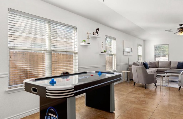 Modern 4bd sleeps 8, min from 6 Flags Fiesta Texas