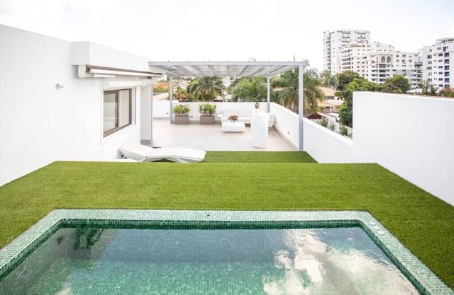 MODERN 4Bdr house w/ Jacuzzi, Terrace & BBQ at BV, Santo ...