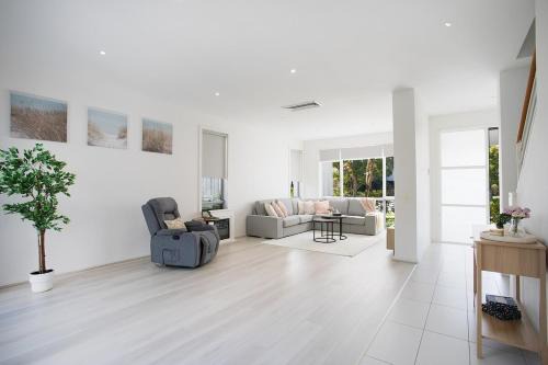 Modern 4BR, 5Min Drive to Coogee