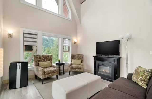 Modern 4BR Penthouse With Lake Views