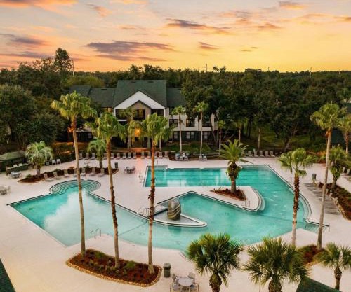 Modern 4BR Condo with Pool & Gym Long Term Friendly