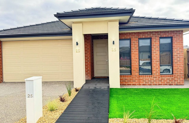 Modern 4BR Retreat with Pool, Gym, Wi-Fi & Garage – Near Shops