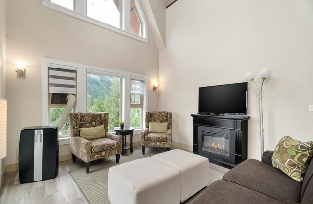 Modern 4BR unit Lake Views