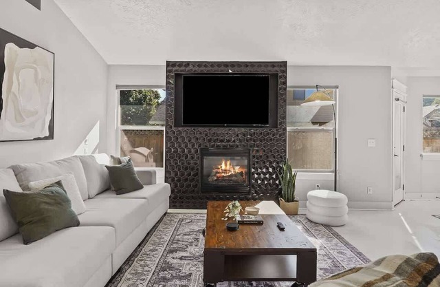 Modern 4BR w/ Hot Tub - Fire Pit - Stylish Stay
