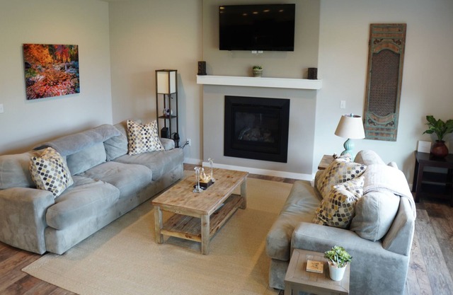 Modern 5 Bed 3 Bath house with Lake Access