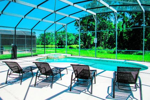 Modern 5 Bed4.5 Bath PoolSpa Villa in Watersong