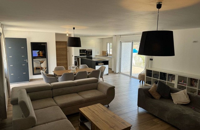 Villa Nimes - Sur Francia Julio Yagusto, 1350euross,380ewe,175eurosdia,10 Personas
