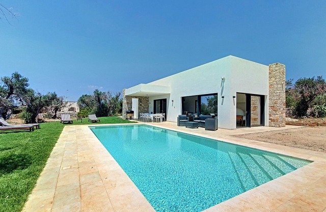 Modern 5-star villa, heated pool 1km from the sea