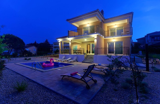 Moderna villa de 5 * con piscina, a solo 70 metros de la playa.