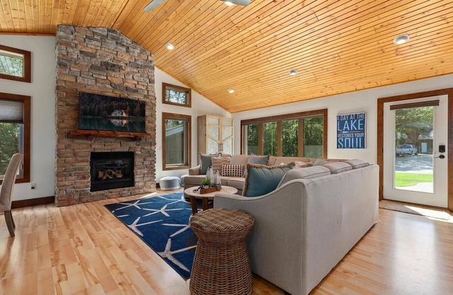 Modern 5BD Cabin, Fire Pit, Fenced Yard, Breezy Point