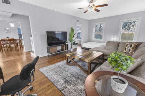 Modern 5BD Retreat I Near Hotspots I Sleeps 16