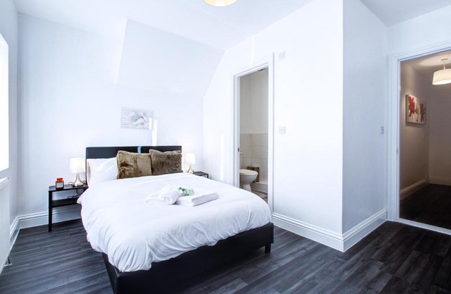 Modern 6 Bed 3 Bath House