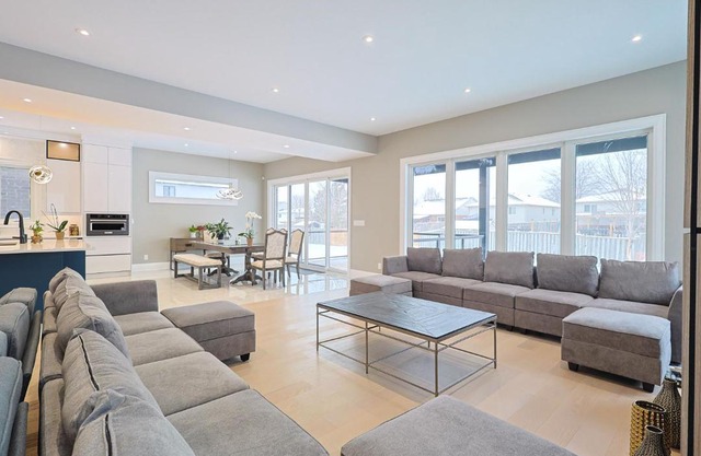 Modern 6 Bedroom Masterpiece in Niagara Falls