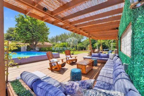 Modern 6 Bedroom Oasis with Pool and Outdoor BBQ