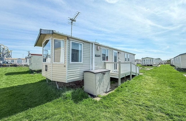 Modern 6 berth caravan for hire at Fantasy Island in Skegness ref 58009D