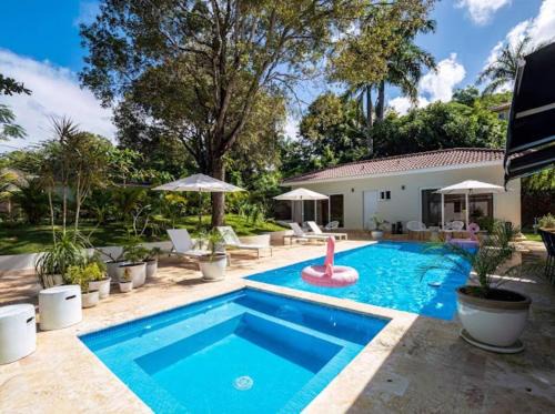 Modern 6 Br Villa With Hot Tub