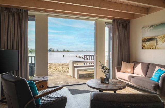 Modern 6-person beach lodge