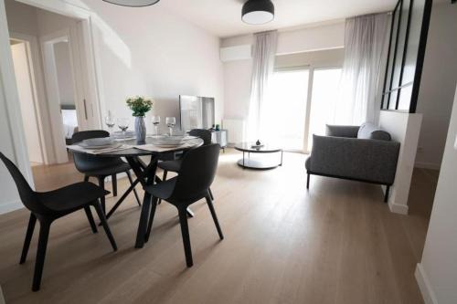 Modern 7th-floor apartment with city view (FORM G2)