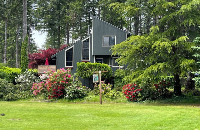 Modern Alderbrook pet-friendly retreat.