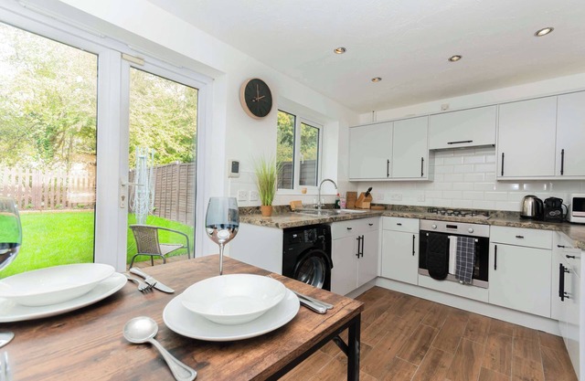 Modern 3 Bedroom Home in Swindon with Parking