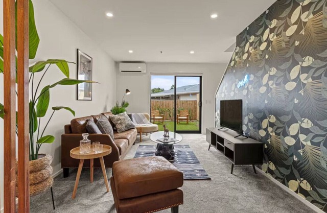 Modern and Bright Auckland 2 Bed