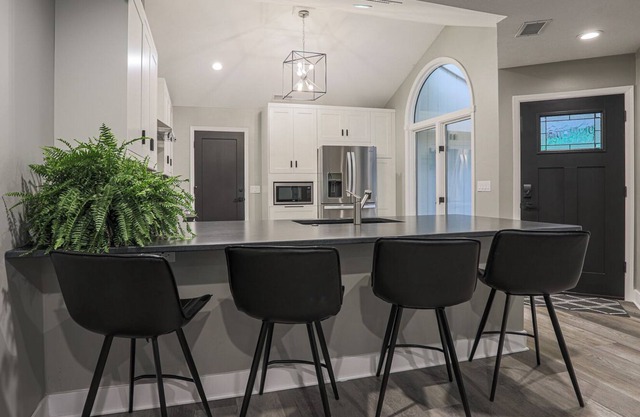 Modern and comfy! Close to downtown Omaha(Berkshire, Graduation, zoo & more)