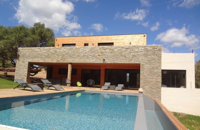 Villa moderna y contemporánea con piscina climatizada cerca del mar.