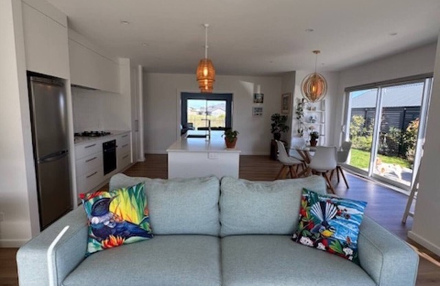 Modern and cosy home Private, fully fenced