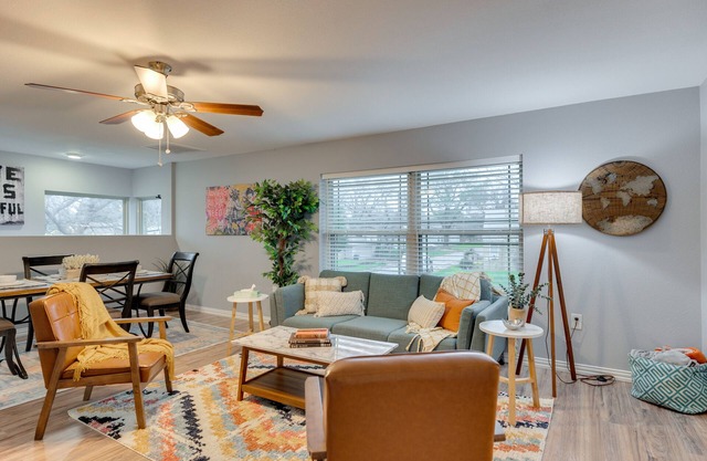 Modern and Cozy 2 Bd 2 Bth Minutes to Downtown