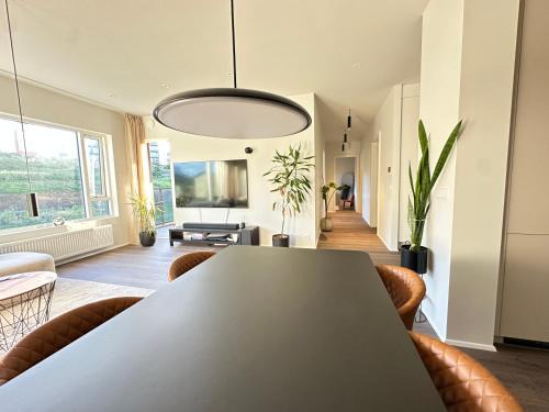 Modern and Cozy apartment in the city next to Heiðmörk, nature reserve - Birta Rentals