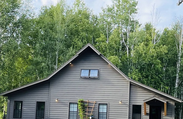Modern and cozy cottage with direct access to miles of trail riding
