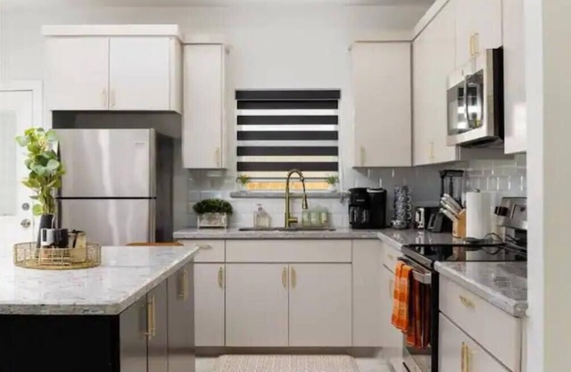 Modern and cozy. Off Expwy 83