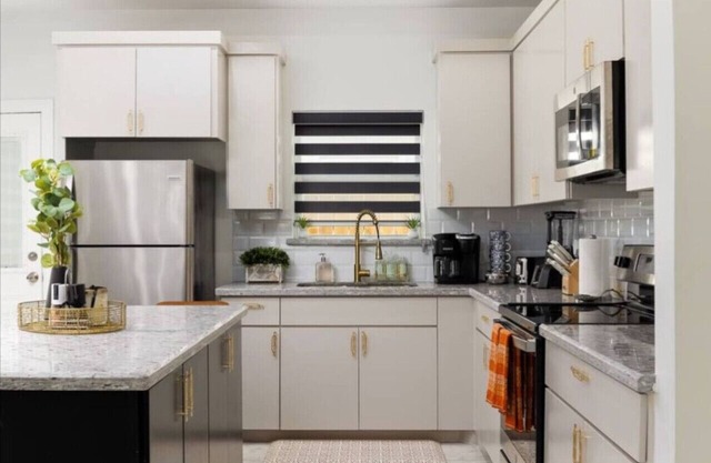 Modern and cozy. Off Expwy 83