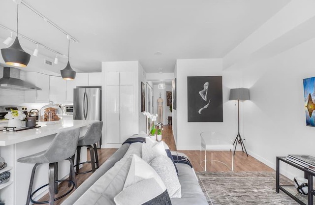 Modern and Luxurious Condo in the Downtown Core