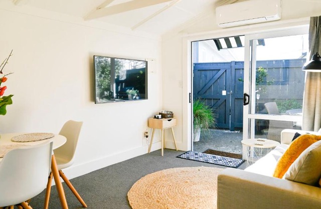 Modern and Private Guesthouse with Hot Tub located 500m to Havelock North Village