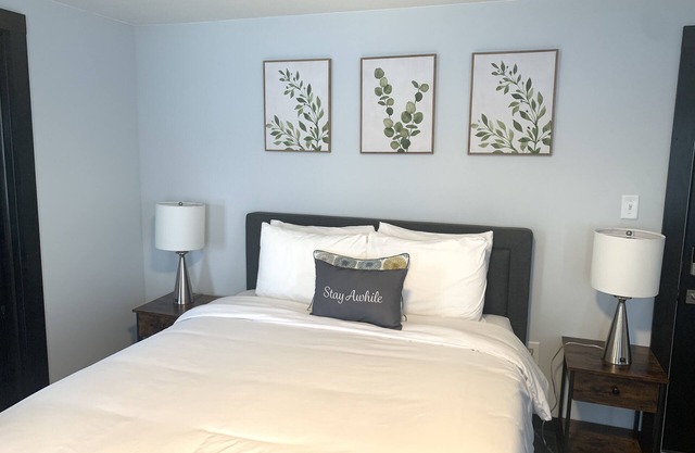 Modern and Private Queen Suite near Downtown