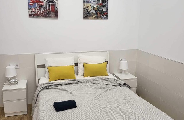 Valerie's Sunny Apartment