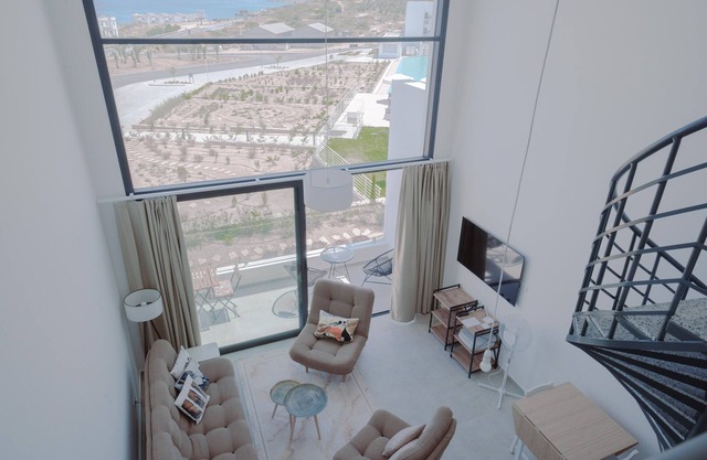 Apartamento moderno y espacioso con hermosa azotea y vista al mar.