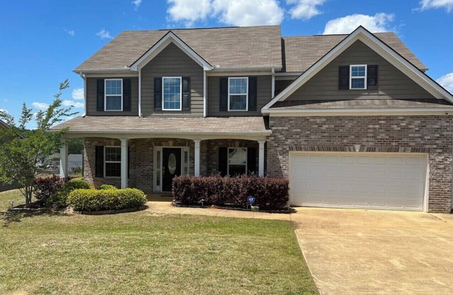 Modern and Spacious home 10 minutes from Fort Moore , a great place for memories