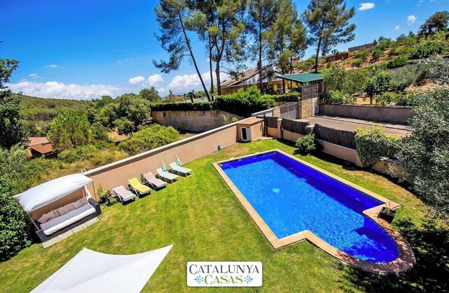 ¡Moderno y espacioso con piscina privada cerca de BCN!