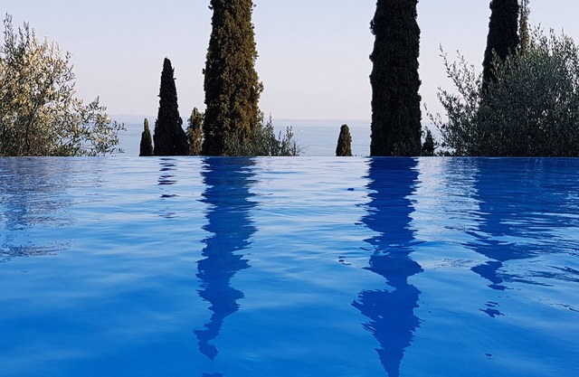 Apartamento moderno con logia, vistas panorámicas al lago y piscina infinita
