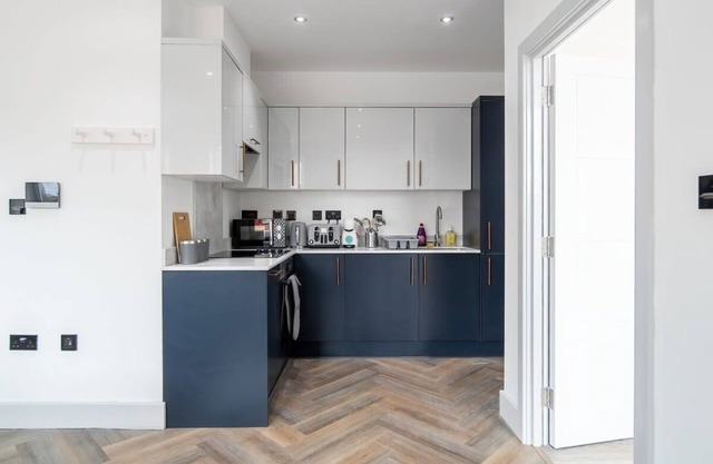 Modern Apartment in Romford near Elizabeth Line*8