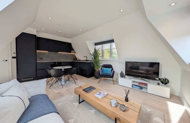 Modern Apartment with Views in London