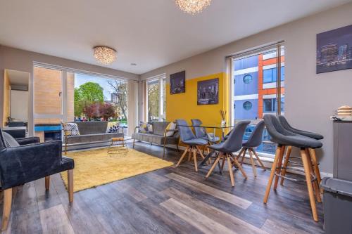 Modern apartment by Portland Sq w/courtyard views