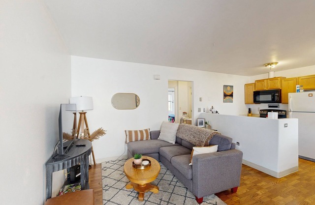 Modern apartment in convenient midtown location with WiFi & full kitchen