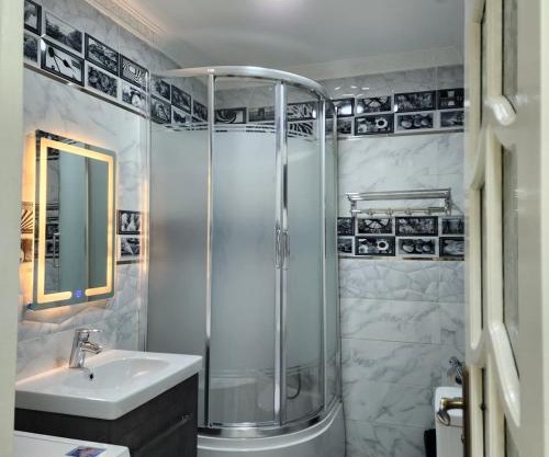 Modern Apartment in Sheraton Heliopolis, 5 minutes from Cairo Airport عمارة مطعم دجاج كنساس