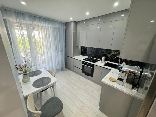 Modern Apartment near Airport with Parking