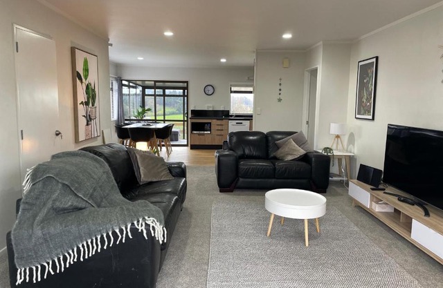 Modern apartment- rural outlook, central Cambridge