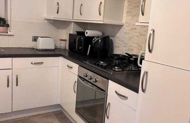 Modern Apartment-Sleeps6-Parking-seft check in
