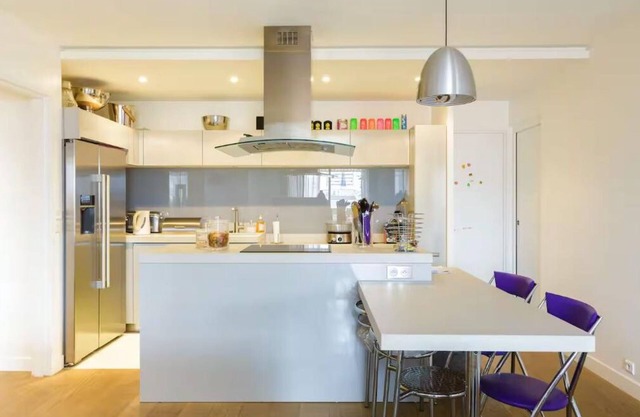 Modern apartment & South-facing terrace overlooking garden, large living room & open-plan kitchen